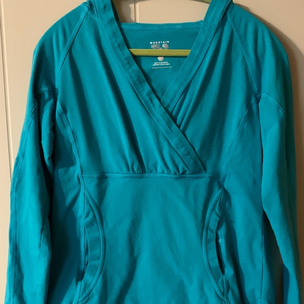 Turquoise Mountain Hardwear Sz Med hooded NWOT kangaroo pocket work out top.
